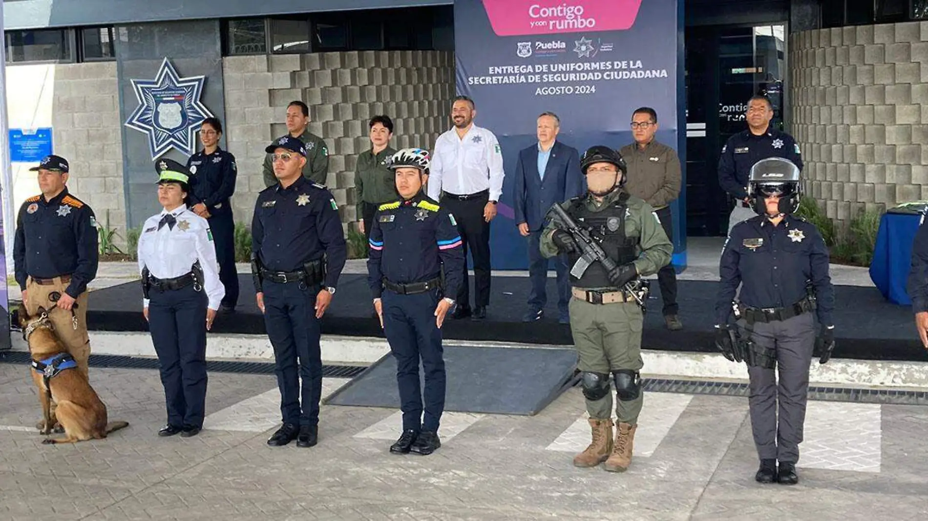 El presidente municipal de Puebla, Adán Domínguez Sánchez, realizó la entrega de 2 mil 784 nuevos uniformes